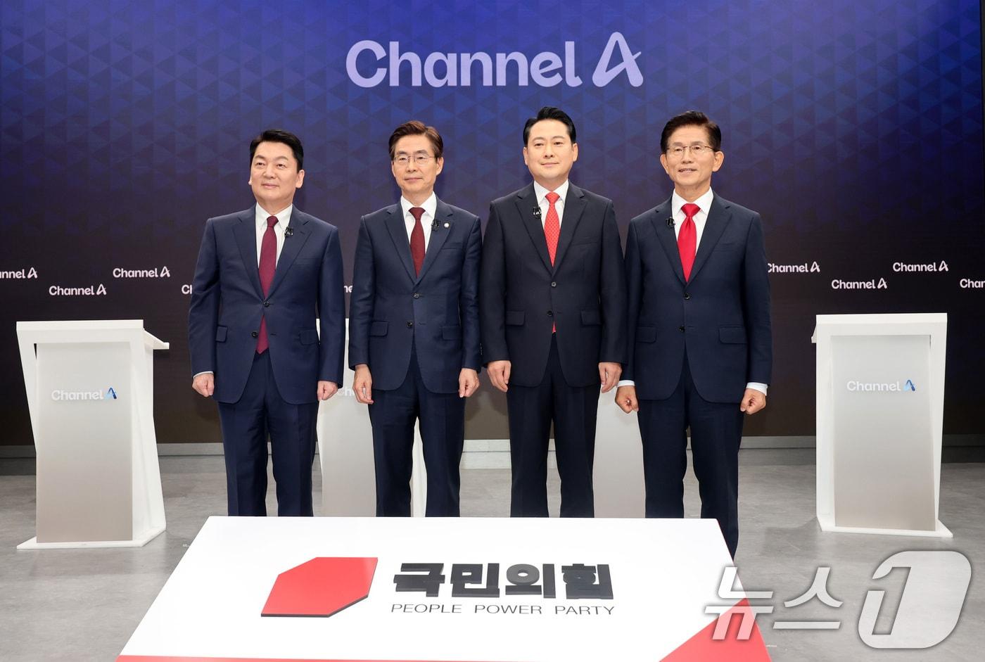 안철수(왼쪽부터), 조경태, 장동혁, 김문수 국민의힘 당대표 후보가 10일 오후 서울 종로구 채널A스튜디오에서 8·22 전당대회를 앞두고 당권주자 간 첫 방송토론회에 앞서 기념 촬영을 하고 있다. 2025.8.10/뉴스1 ⓒ News1 국회사진기자단