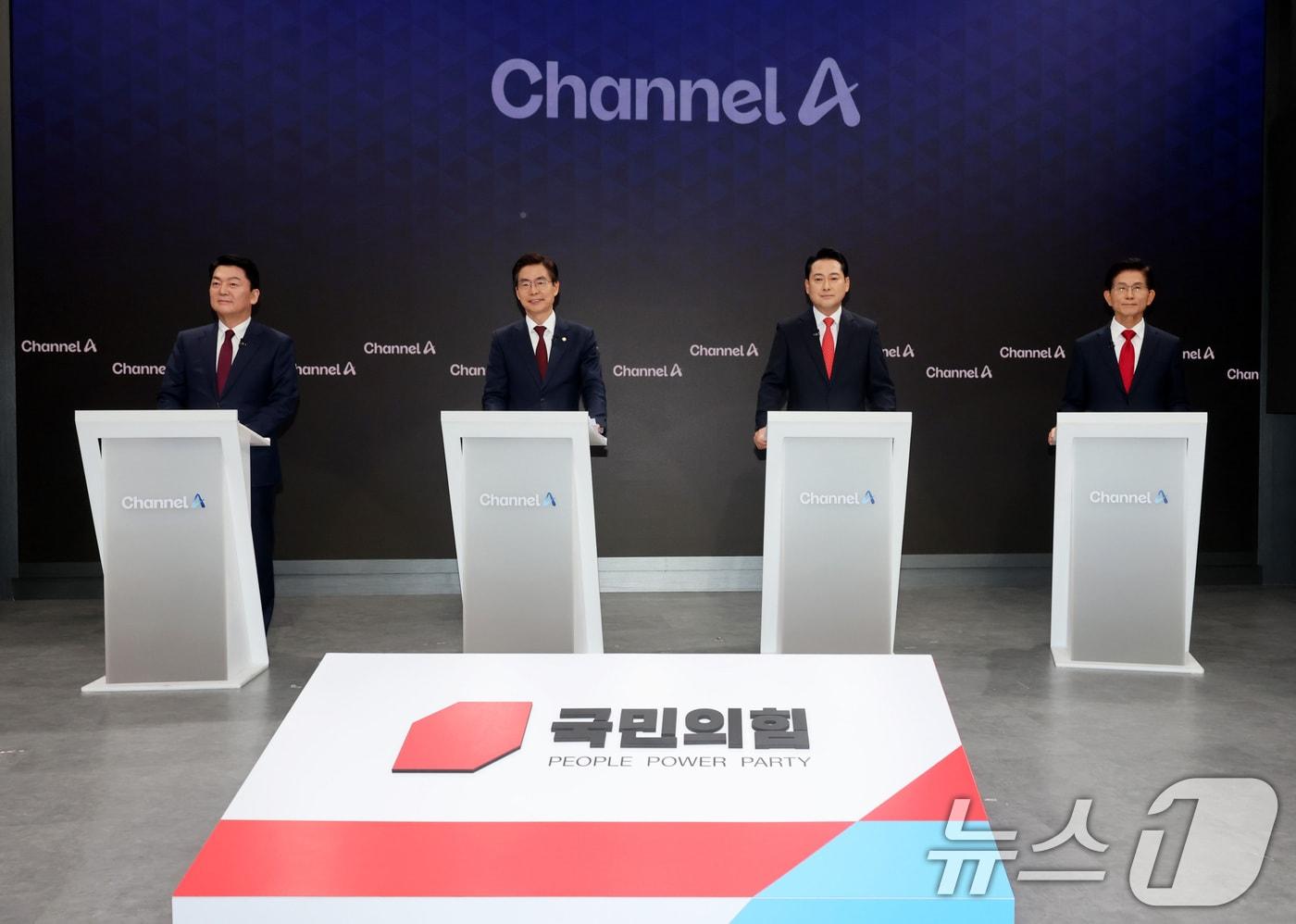 안철수&#40;왼쪽부터&#41;, 조경태, 장동혁, 김문수 국민의힘 당대표 후보가 10일 오후 서울 종로구 채널A스튜디오에서 8·22 전당대회를 앞두고 당권주자 간 첫 방송토론회 준비를 하고 있다. 2025.8.10/뉴스1 ⓒ News1 국회사진기자단