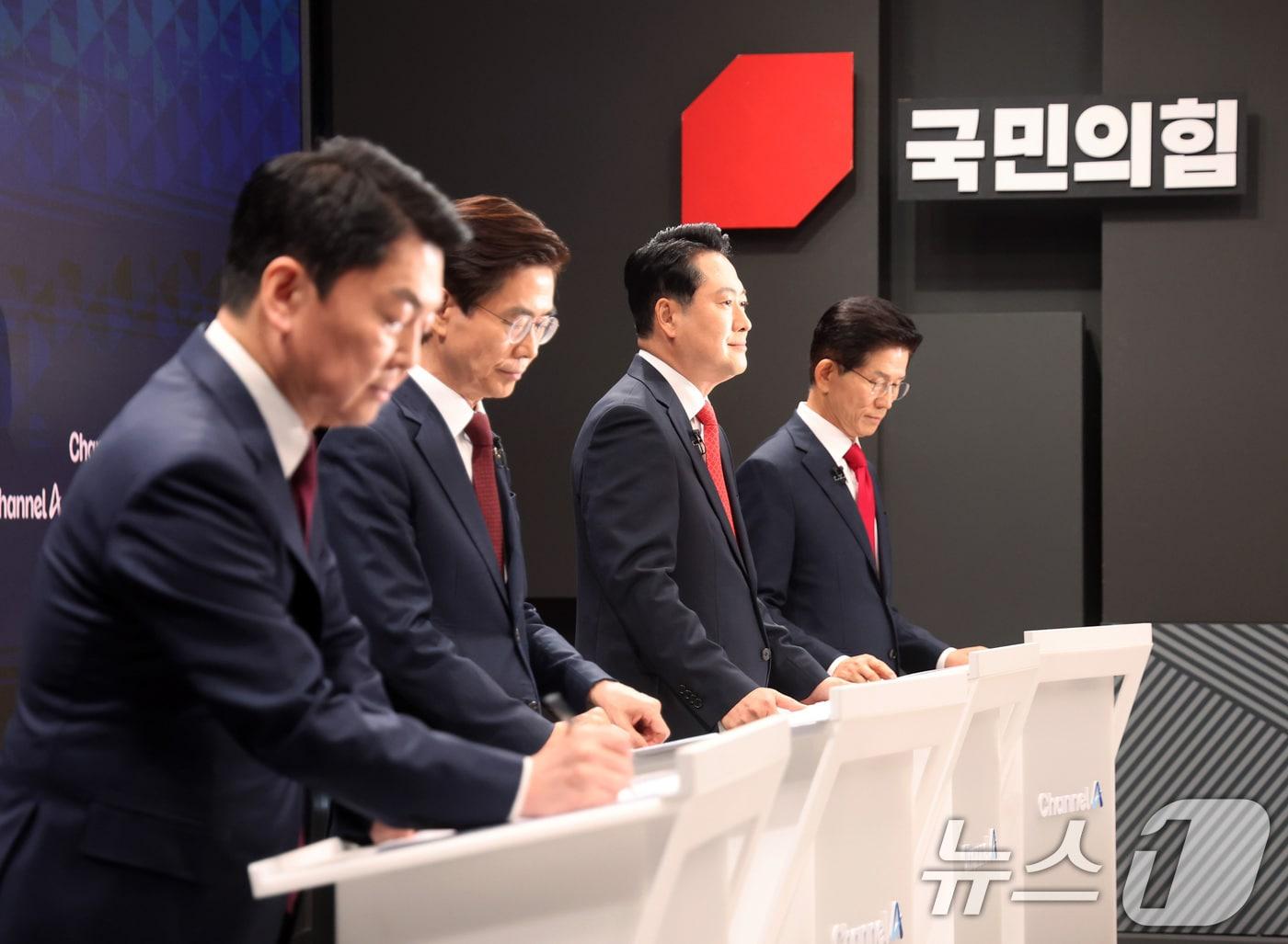 본문 이미지 - 안철수&#40;왼쪽부터&#41;, 조경태, 장동혁, 김문수 국민의힘 당대표 후보가 10일 오후 서울 종로구 채널A스튜디오에서 8·22 전당대회를 앞두고 당권주자 간 첫 방송토론회 준비를 하고 있다. 2025.8.10/뉴스1 ⓒ News1 국회사진기자단