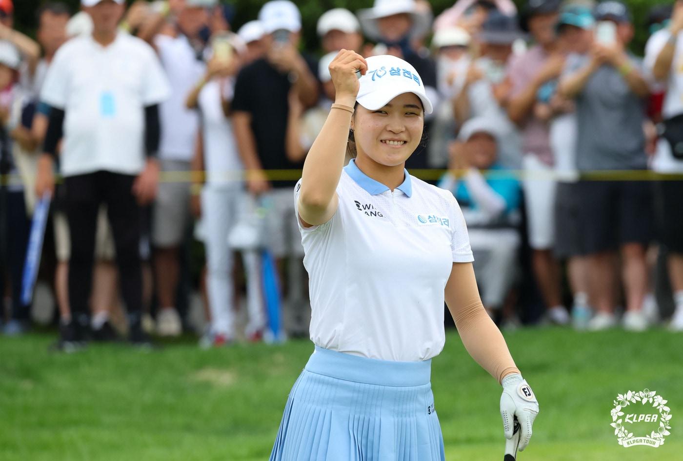 고지원이 10일 열린 KLPGA 제주 삼다수 마스터스에서 우승을 확정한 직후 기뻐하고 있다. &#40;KLPGA 제공&#41;