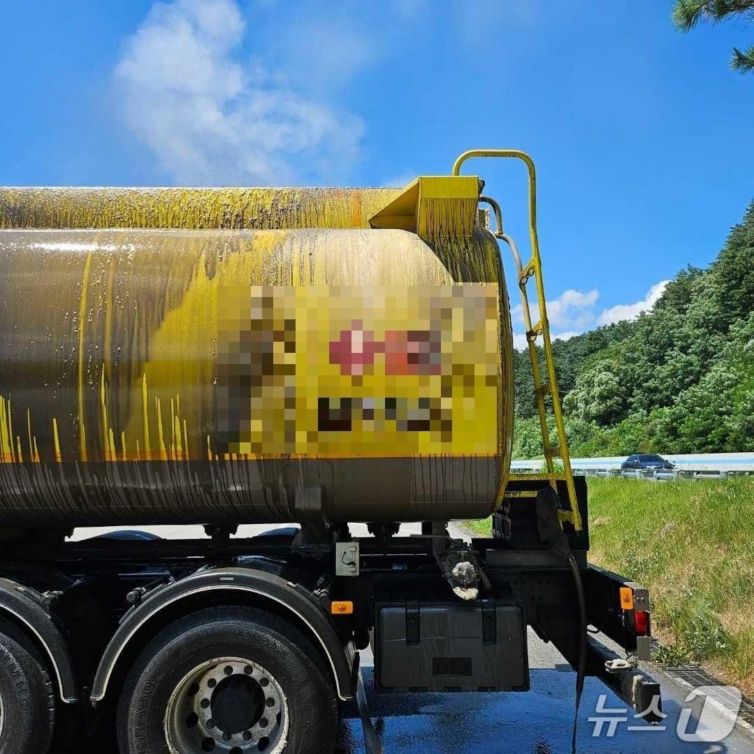 본문 이미지 - 10일 오전 11시 30분쯤 강원 평창군 영동고속도로 평창휴게소 내 한 이동탱크에서 기름유출 사고가 발생해 소방 당국이 인명대피를 비롯한 안전조치에 나섰다. &#40;강원도소방본부 제공. 재판매 및 DB금지&#41; 2025.8.10/뉴스1