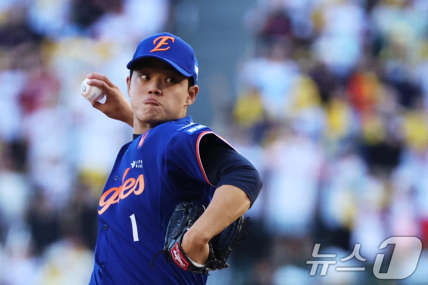 10일 오후 서울 송파구 잠실야구장에서 열린 프로야구 &#39;2025 신한 SOL뱅크 KBO 리그&#39; 한화 이글스와 LG 트윈스의 경기에서 한화 선발 문동주가 역투하고 있다. 2025.8.10/뉴스1 ⓒ News1 황기선 기자