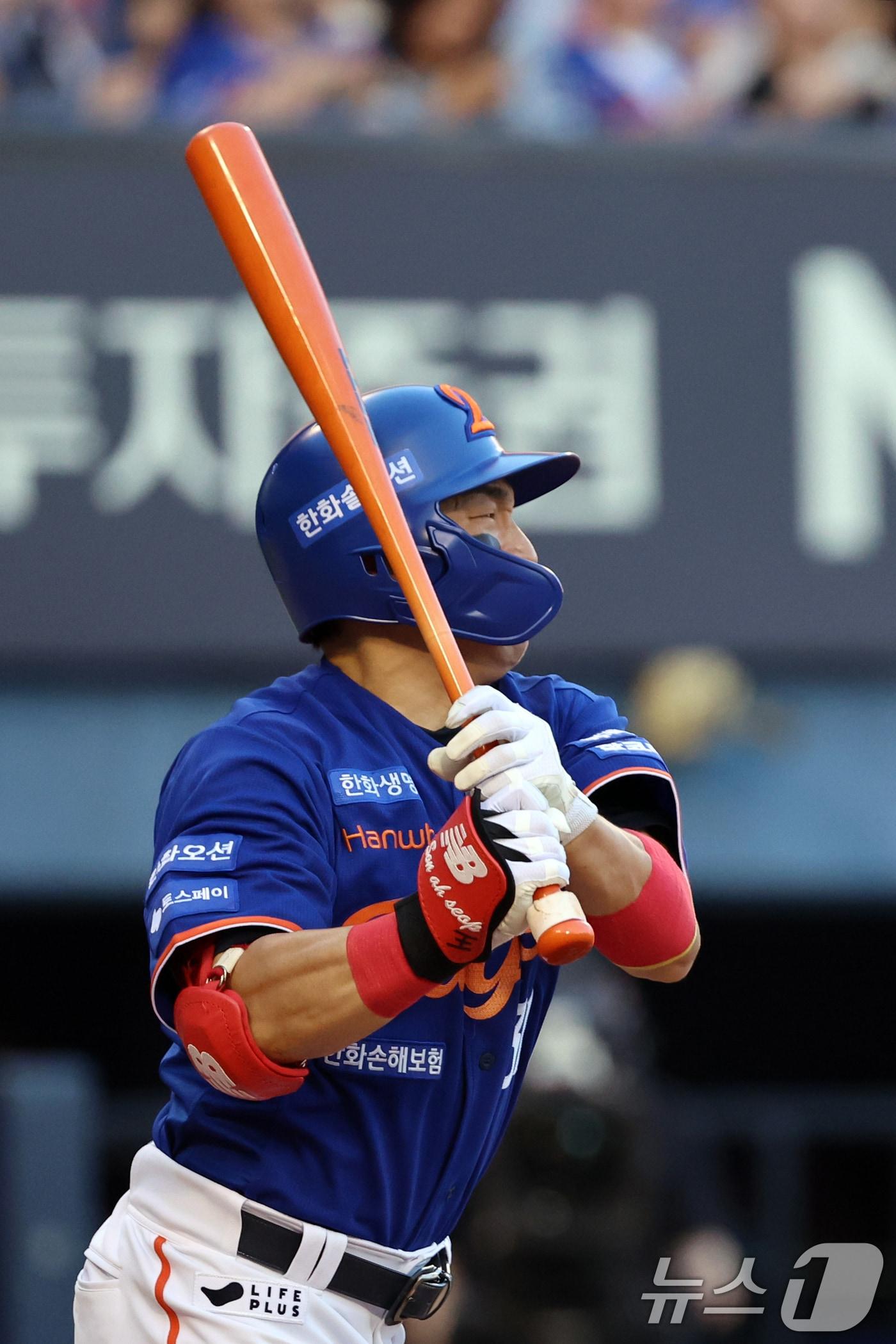 본문 이미지 - 10일 오후 서울 송파구 잠실야구장에서 열린 프로야구 &#39;2025 신한 SOL뱅크 KBO 리그&#39; 한화 이글스와 LG 트윈스의 경기 3회초 1사 2,3루상황에서 한화 손아섭이 1타점 땅볼을 치고 있다. 2025.8.10/뉴스1 ⓒ News1 황기선 기자