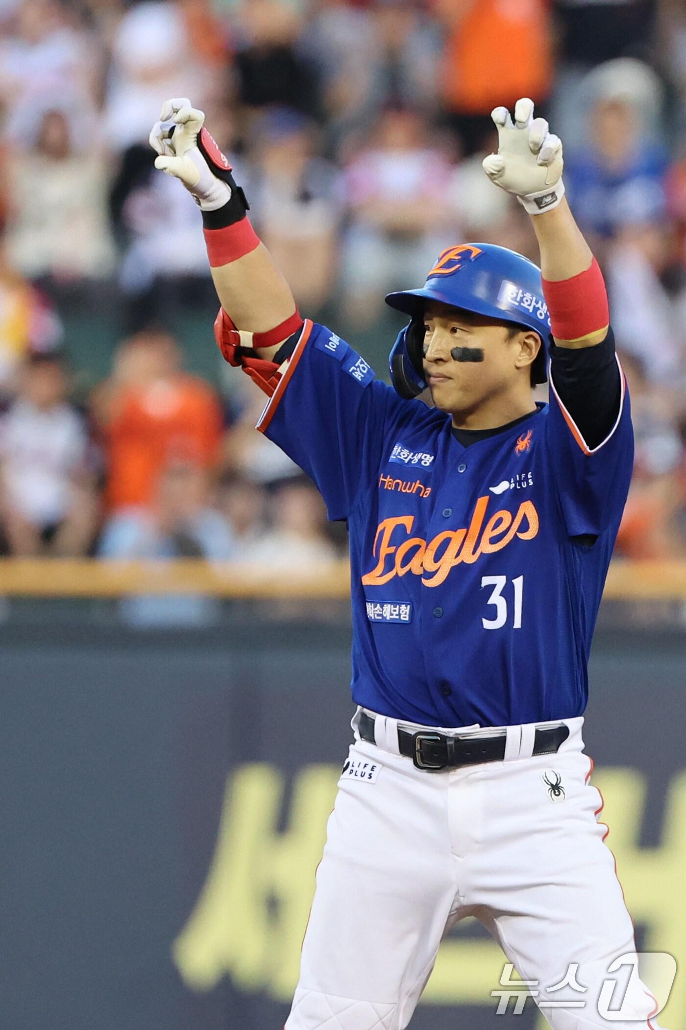 본문 이미지 - 10일 오후 서울 송파구 잠실야구장에서 열린 프로야구 '2025 신한 SOL뱅크 KBO 리그' 한화 이글스와 LG 트윈스의 경기 5회초 1사 2루상황에서 1타점 2루타를 친 한화 손아섭이 기뻐하고 있다. 2025.8.10/뉴스1 ⓒ News1 황기선 기자