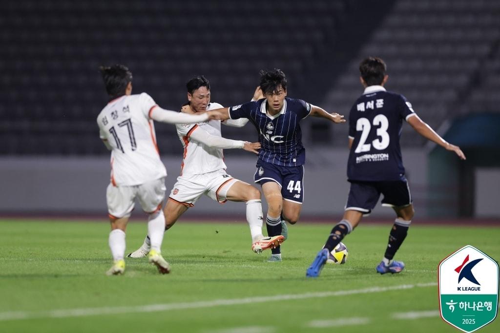 본문 이미지 -  서울 이랜드와 화성FC의 경기 모습&#40;한국프로축구연맹 제공&#41;