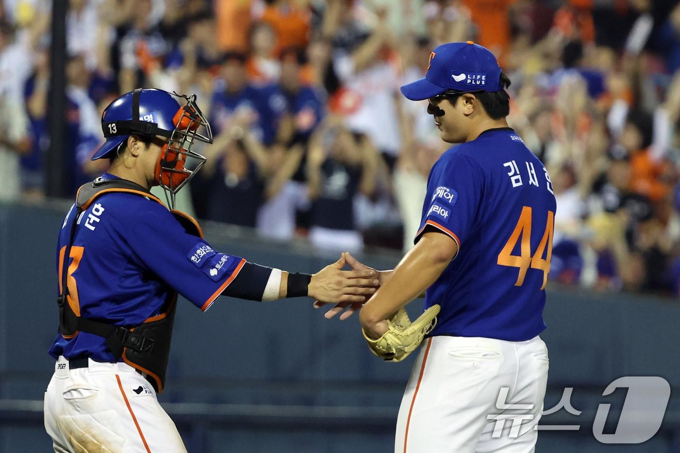 한화 이글스 포수 최재훈(왼쪽)과 투수 김서현. 2025.8.10/뉴스1 ⓒ News1 황기선 기자