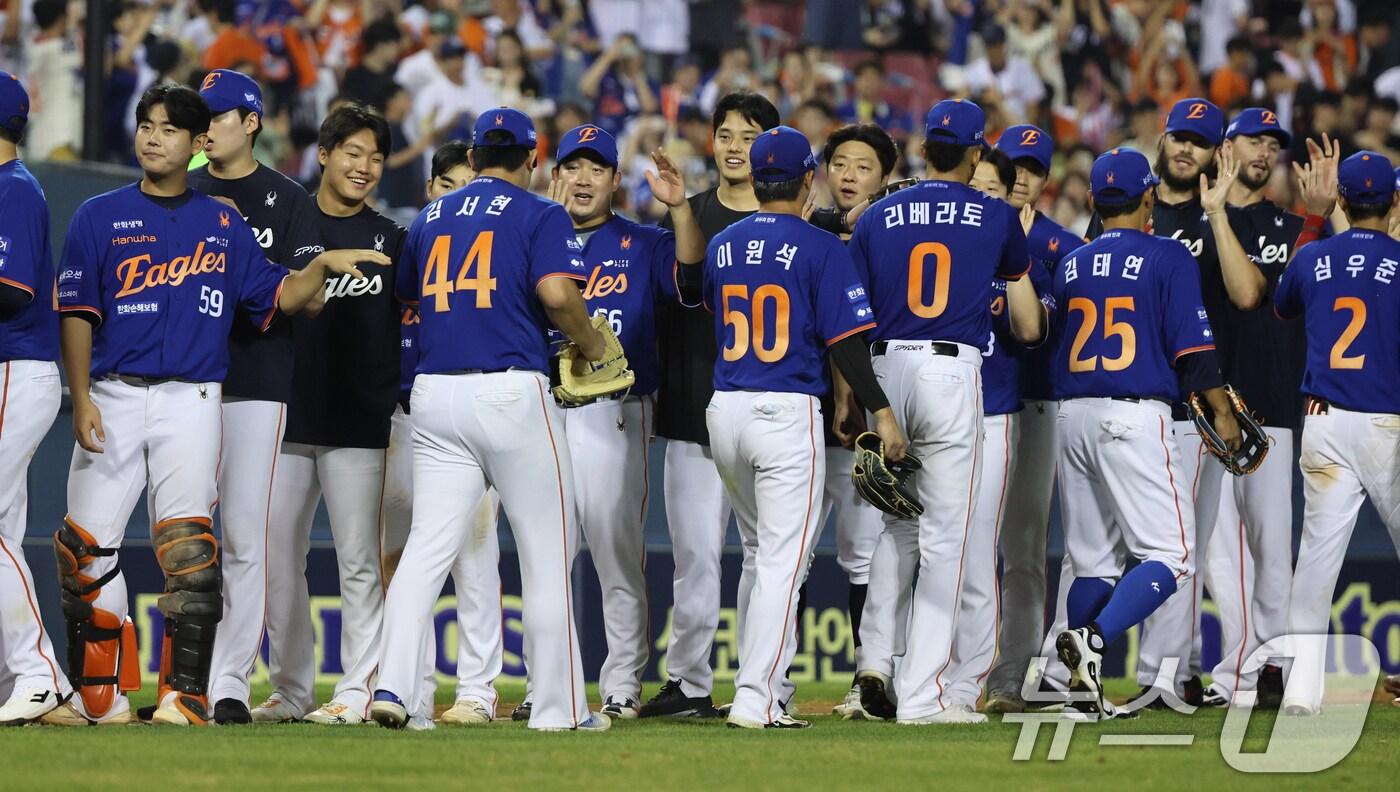 10일 오후 서울 송파구 잠실야구장에서 열린 프로야구 &#39;2025 신한 SOL뱅크 KBO 리그&#39; 한화 이글스와 LG 트윈스의 경기에서 5대4로 승리한 한화 선수들이 기뻐하고 있다. 2025.8.10/뉴스1 ⓒ News1 황기선 기자