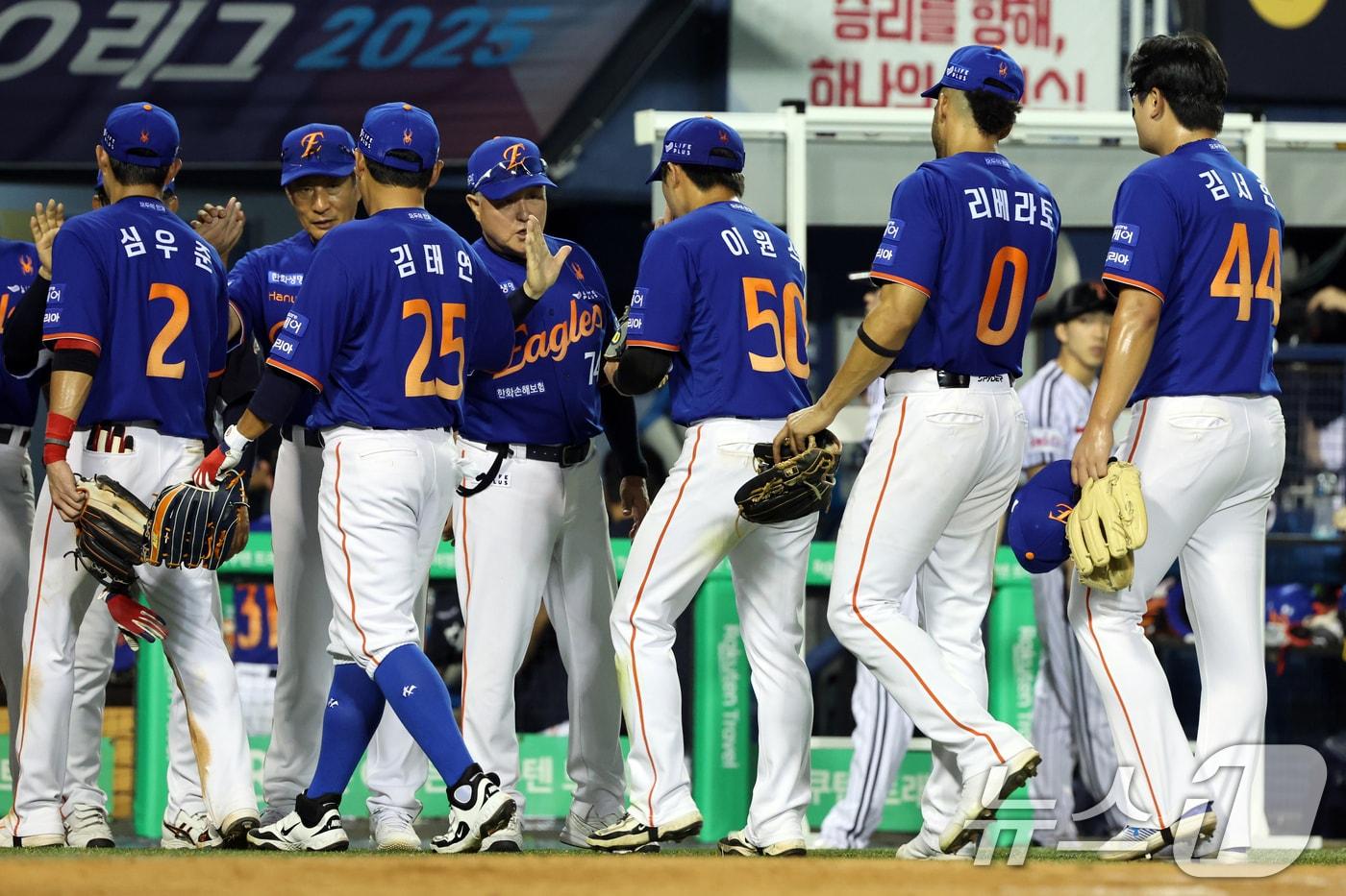 10일 오후 서울 송파구 잠실야구장에서 열린 프로야구 &#39;2025 신한 SOL뱅크 KBO 리그&#39; 한화 이글스와 LG 트윈스의 경기에서 5대4로 승리한 한화 김경문 감독과 선수들이 기뻐하고 있다. 2025.8.10/뉴스1 ⓒ News1 황기선 기자