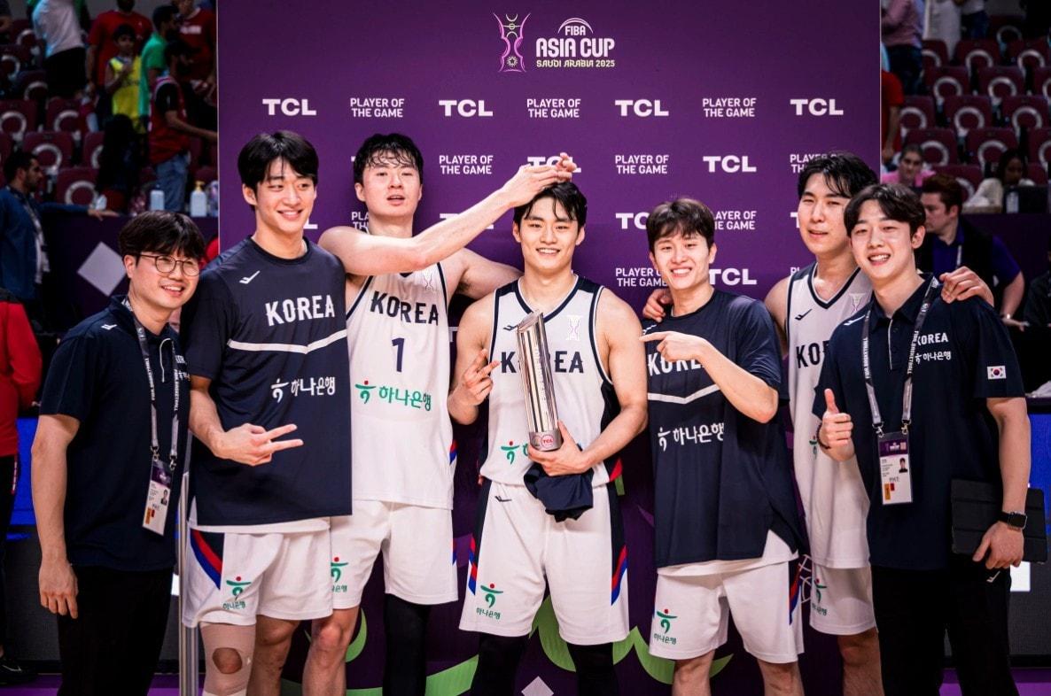 본문 이미지 - 한국 농구대표팀이 레바논을 꺾고 A조 2위로 8강 결정전에 진출했다.&#40;FIBA 제공&#41;