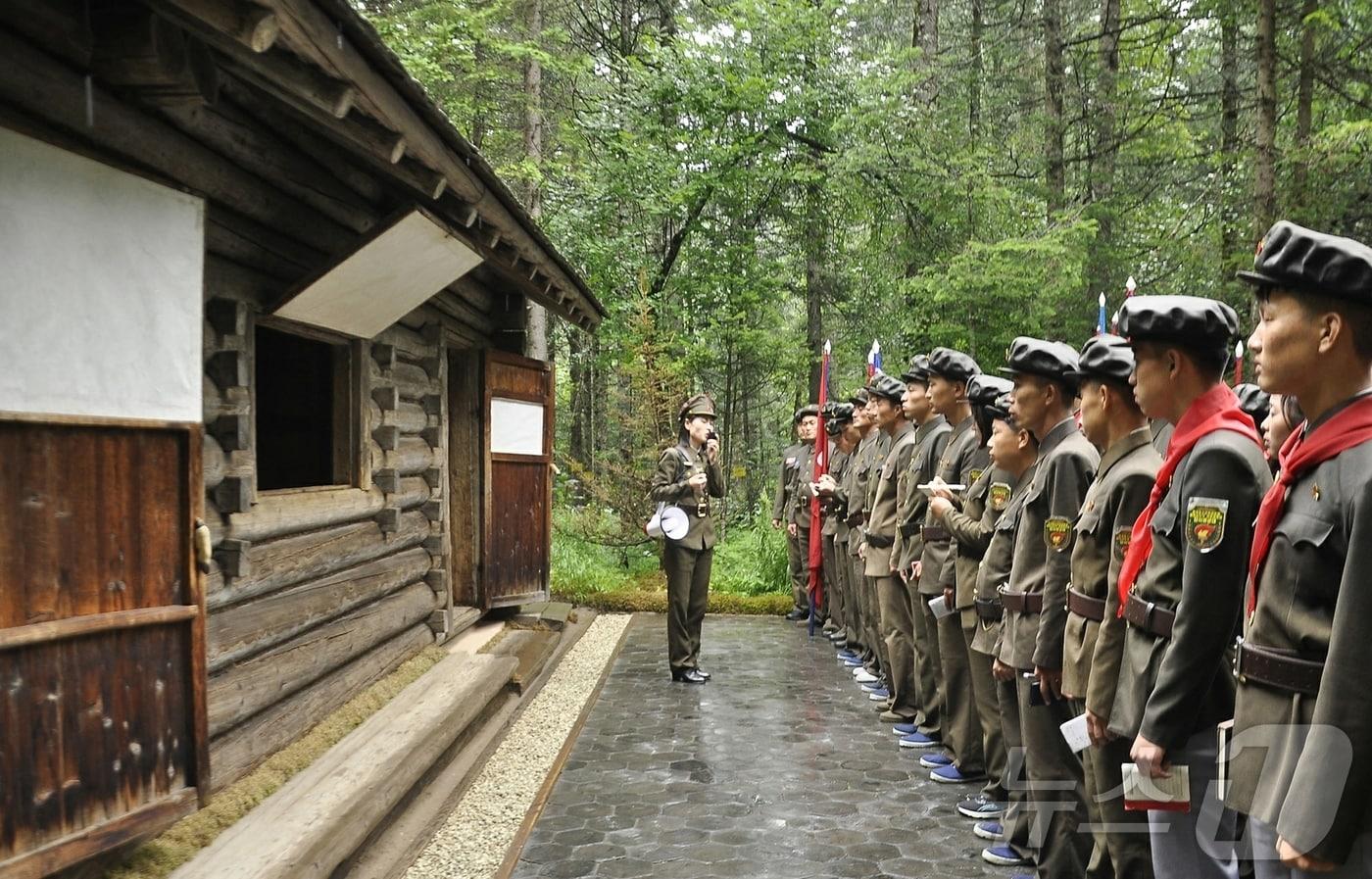 &#40;평양 노동신문=뉴스1&#41; = 북한 노동당 기관지 노동신문은 전국청소년학생들이 백두산지구 혁명전적지를 답사하고 결의모임을 진행했다고  지난11일 보도했다. [국내에서만 사용가능. 재배포 금지. DB 금지. For Use Only in the Republic of Korea. Redistribution Prohibited] rodongphoto@news1.kr