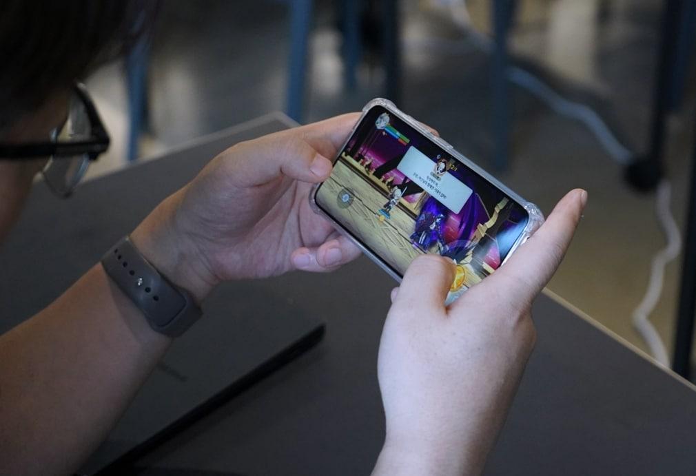 본문 이미지 - 7일 경기도 성남시에서 열린 카카오게임즈 신작 '가디스오더' 시연회에서 참가자가 게임을 체험하고 있다.(카카오게임즈 제공. 재판매 및 DB금지)2025.8.11/뉴스1