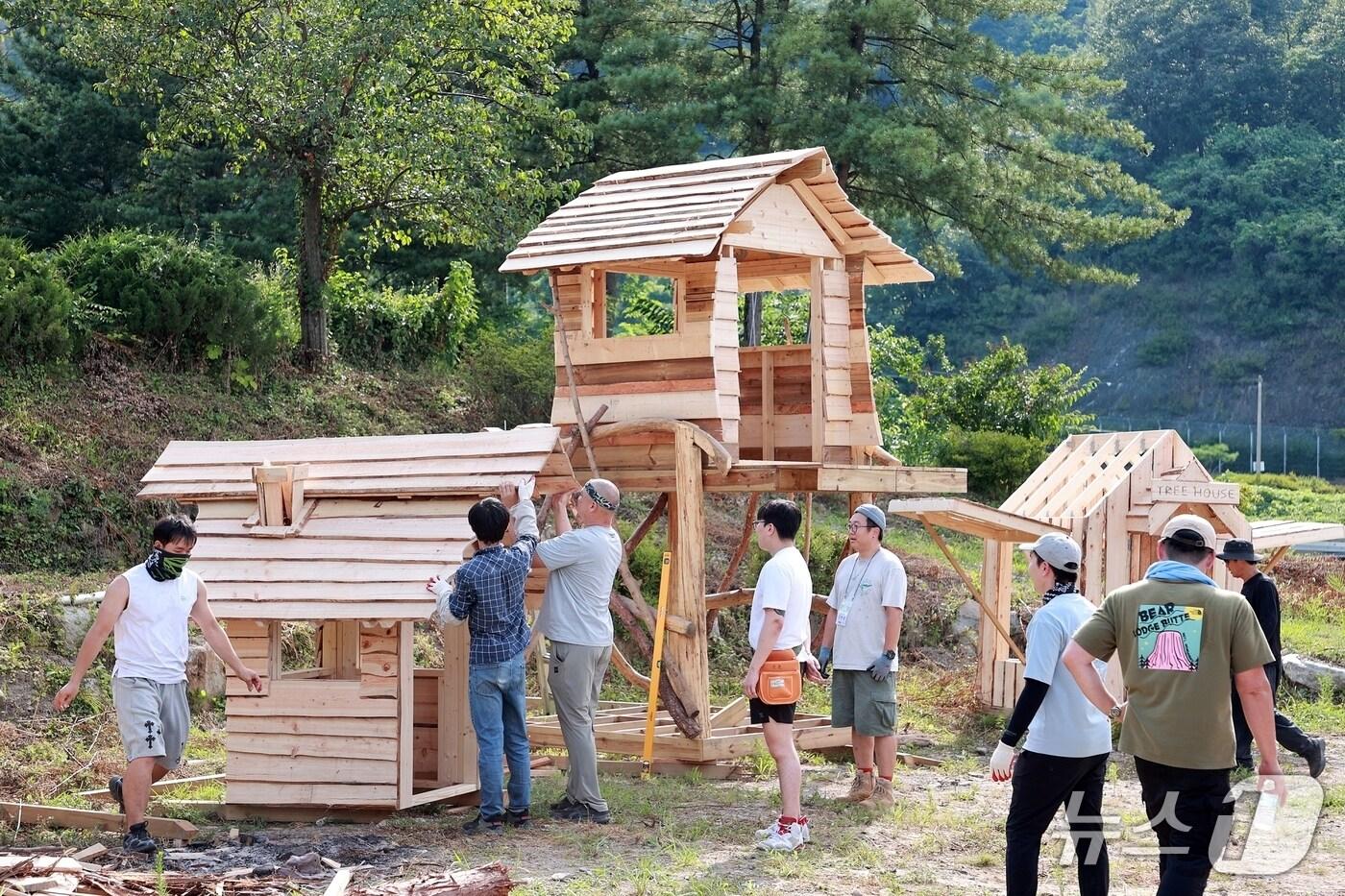 충북 괴산군이 산촌 활성화를 위해 진행한 트리하우스&산림레포츠 프로그램 참여자들의 활동 모습.(괴산군 제공, 재판매 및 DB금지)/뉴스1