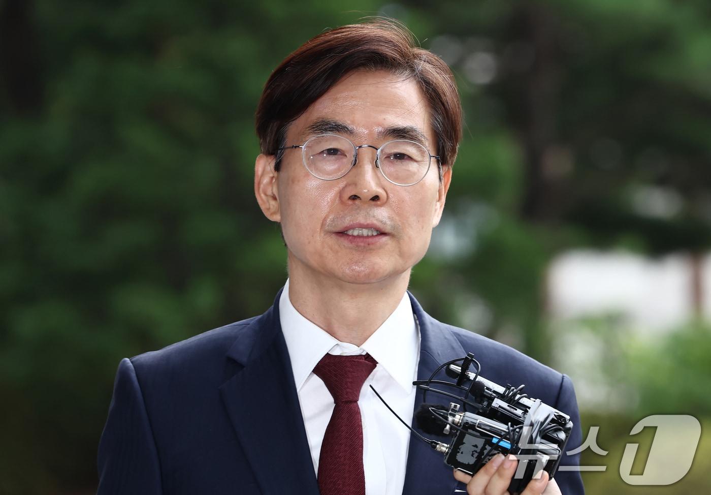 국민의힘 당대표 후보에 출마한 조경태 의원이 11일 오전 내란특검 사무실이 마련된 서울 서초동 서울고등검찰청에서 참고인 조사를 받기 위해 출석하며 취재진 질의에 답변하고 있다. 2025.8.11/뉴스1 ⓒ News1 김민지 기자