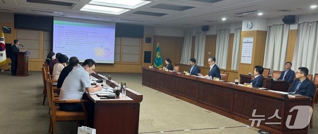 본문 이미지 - 도시철도 2호선 트램 정거장 명칭 제정안 지명위원회 회의 모습.(대전시 제공, 재판매 및 DB금지)/뉴스1