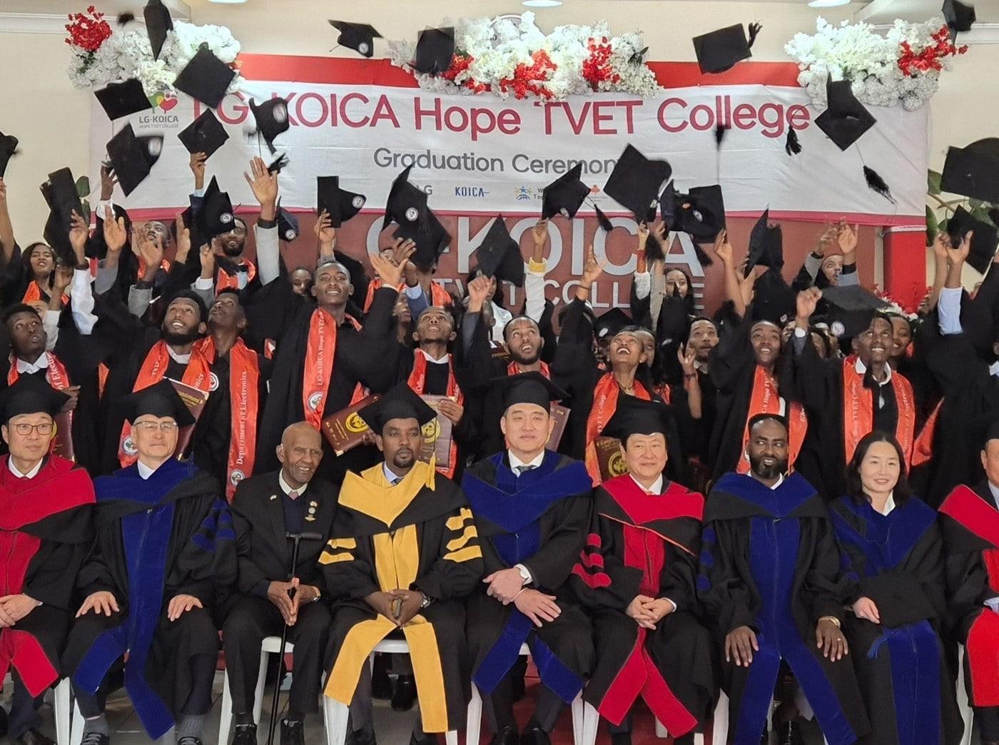 본문 이미지 - 에티오피아 LG-KOICA 희망직업훈련학교가 제9회 졸업식을 진행했다(LG전자 제공). ⓒ 뉴스1