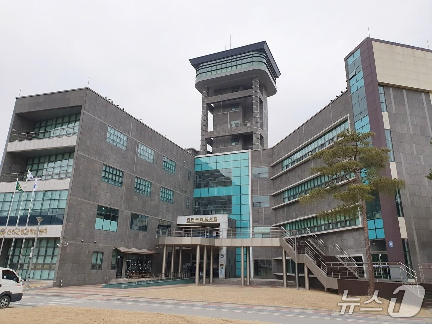 본문 이미지 - 진천군립도서관 전경/뉴스1