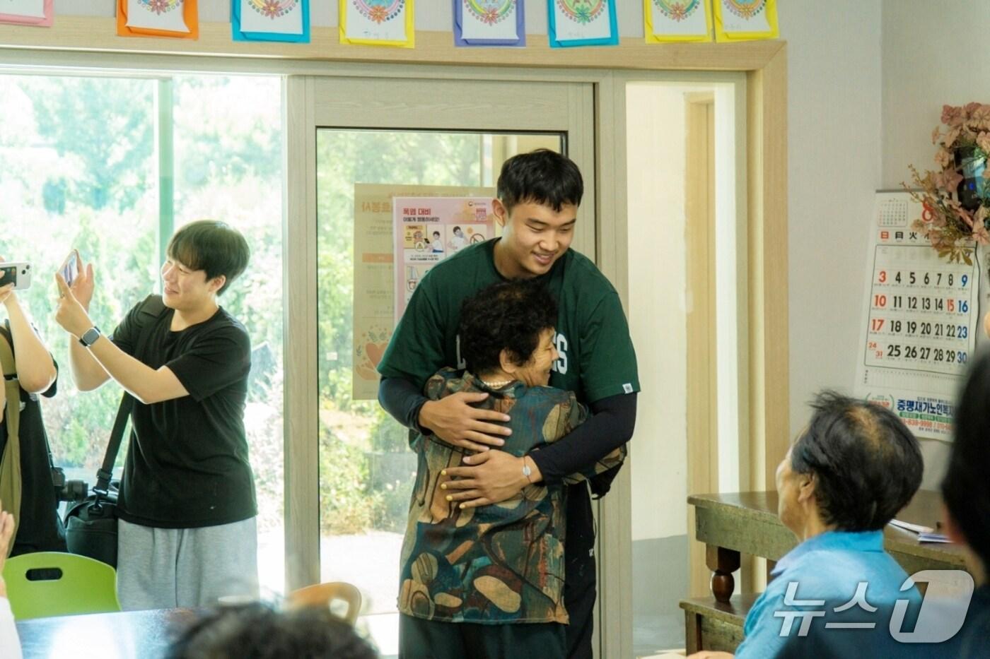 충북 증평군과 '증평기록 프로젝트'를 함께 한 한동대학교 학생들이 어르신들을 찾아 교감을 나누고 있다.(증평군 제공, 재판매 및 DB금지)/뉴스1