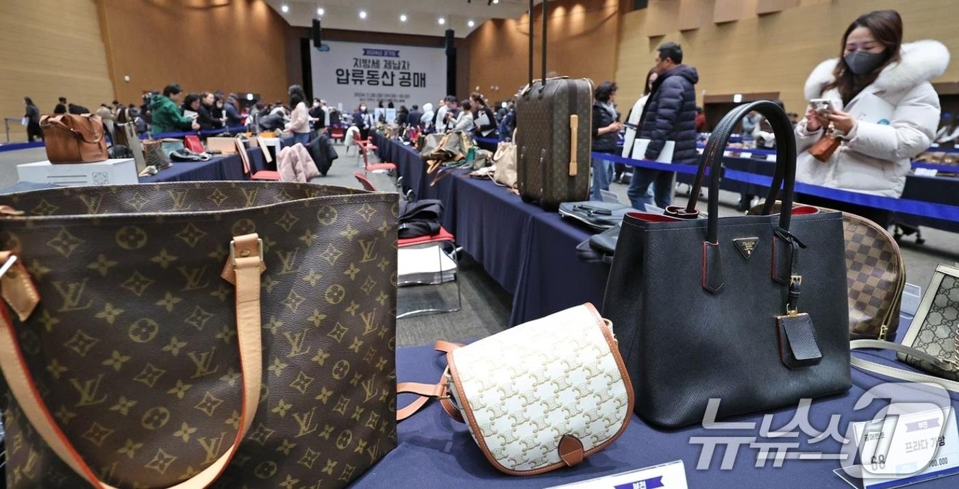 지난해 11월 26일 오전 경기 고양시 킨텍스에서 열린 &#39;2024년 지방세 체납자 압류 동산 공매&#39; 행사장을 찾은 시민들이 공매품을 살펴보고 있다. 공매 물품은 전국 35개 지자체에서 고액체납자에 대한 가택수색으로 압류한 명품 가방, 시계, 귀금속, 양주 등 총 835점이다. 2024.11.26/뉴스1 ⓒ News1 장수영 기자