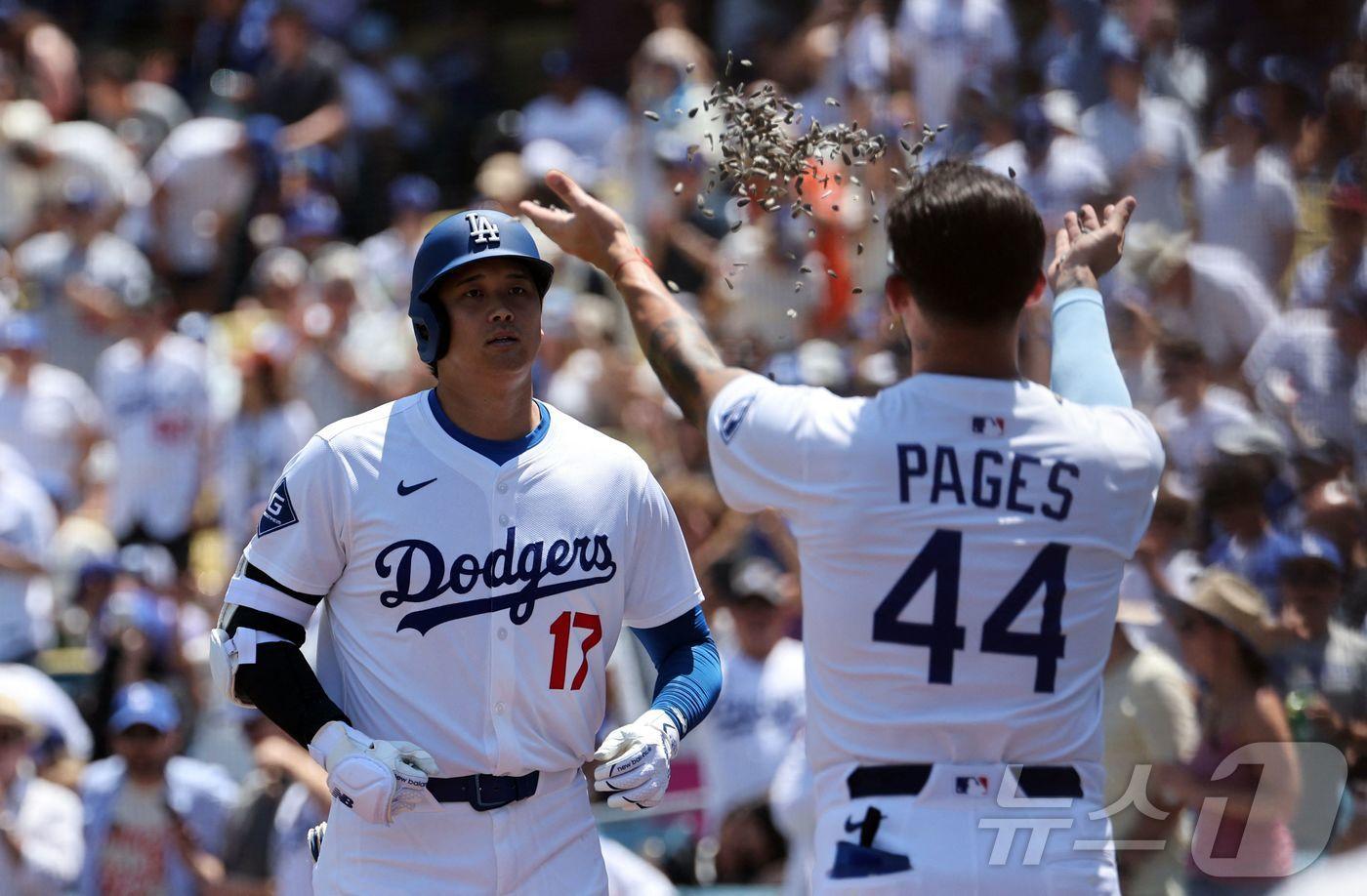 LA 다저스 오타니 쇼헤이(왼쪽)가 11일(한국시간) 열린 2025 메이저리그 토론토 블루제이스전에서 1회말 시즌 41호 홈런을 터뜨렸지만, 팀은 4-5로 역전패했다. ⓒ AFP=뉴스1