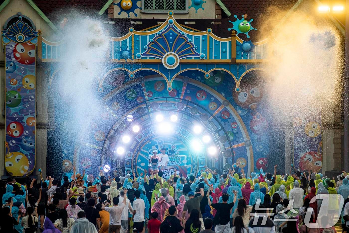 에버랜드가 한낮 더위를 피해 야간 나들이에 나선 고객들을 위해 공연, 동물탐험 등 다채로운 야간 특별 콘텐츠들을 선보이고 있다고 11일 밝혔다. 사진은 에버랜드 밤밤 썸머 나이트 공연 현장 모습. (삼성물산 제공. 재판매 및 DB 금지) 2025.8.11/뉴스1