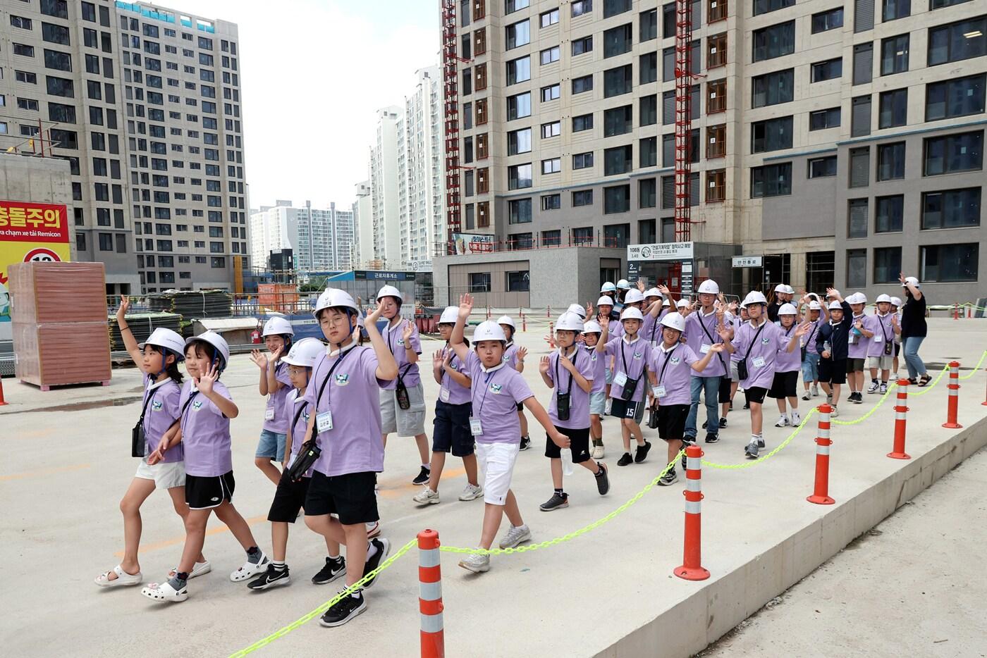 대우건설 임직원 자녀 현장견학 모습.(대우건설 제공)