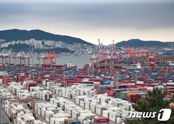본문 이미지 -  1~10일 수출이 전년동기 대비 4.3% 감소했다. 미국 트럼프 행정부발(發) '관세 쇼크'에도 2개월 연속 플러스로 전환됐던 7월 기준 수출 증가세가 꺾이는 모양새다.(자료사진) /뉴스1 