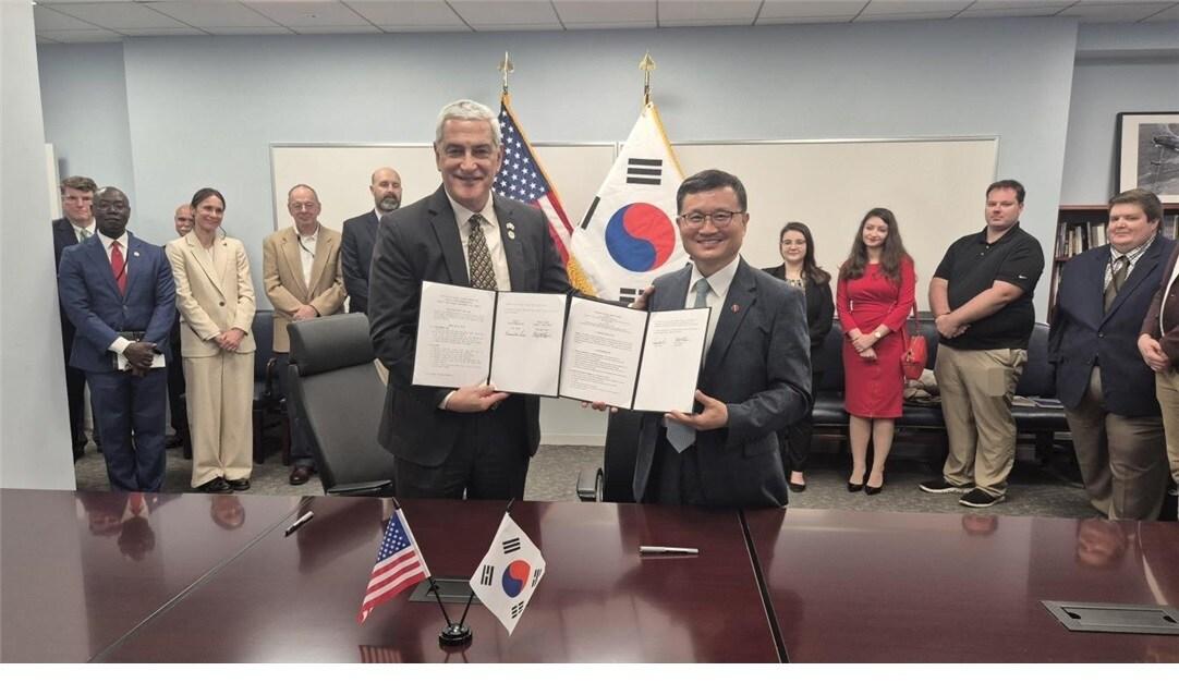본문 이미지 - 이근원 국방부 유해발굴감식단장이 6일&#40;현지시간&#41; 미 워싱턴 D.C. 소재 미 국방부 전쟁포로·실종자 확인국&#40;DPAA&#41;에서 켈리 맥케그 국장과 개정된 이행약정&#40;IA&#41;에 서명한 뒤 기념사진을 찍고 있다.&#40;국유단 제공&#41;