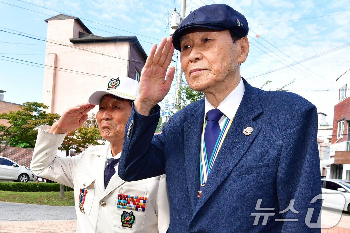 학도병 참전 75주년인 11일 포항시 북구 포항여고 앞에 있는 학도의용군 추모공원에서 이석수 학도의용군 경북지회장(왼쪽)과 권정열 포힝지부장이 전사한 학우들을 기리며 경례하고 있다. 2025.8.11/뉴스1 ⓒ News1 최창호 기자