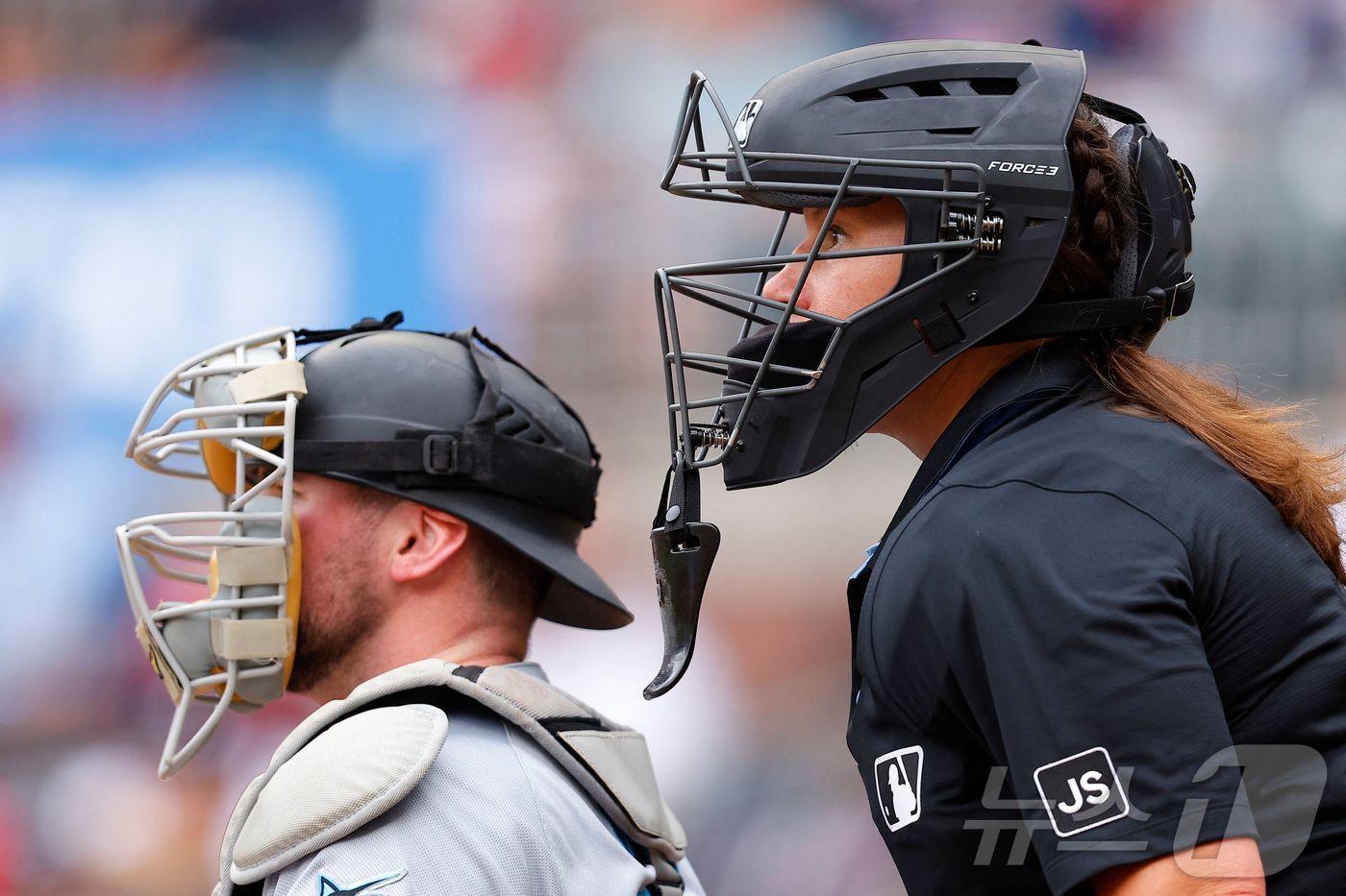 MLB 최초의 여성심판 젠 파월&#40;오른쪽&#41;. ⓒ AFP=뉴스1