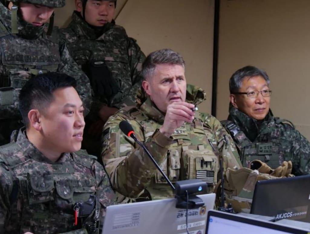 본문 이미지 - 윌리엄 D. 테일러 소장이 제2보병사단·한미연합사단장 시절 &#39;자유의 방패&#39;&#40;FS&#41; 2024 기간 중 보고를 받고 있다.&#40;미 육군 제공&#41;