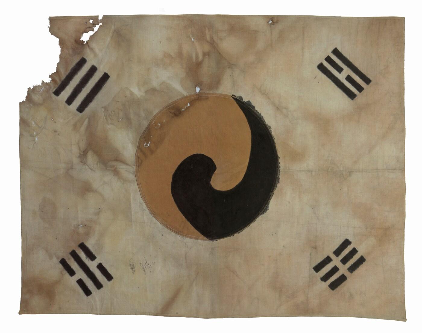 본문 이미지 - 서울 진관사 태극기(국가유산청 제공)