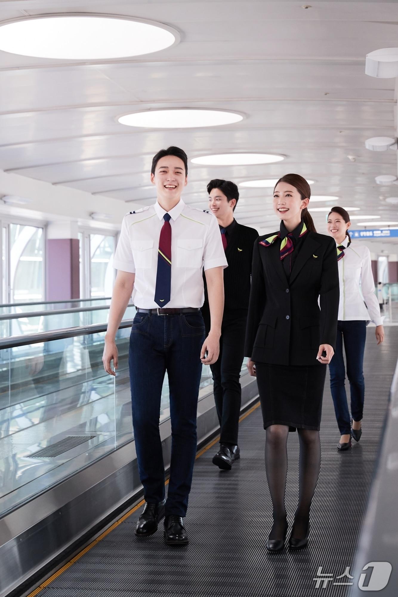 본문 이미지 - 진에어(272450)는 2025년 하반기 신입 객실승무원 채용을 실시한다고 11일 밝혔다.  