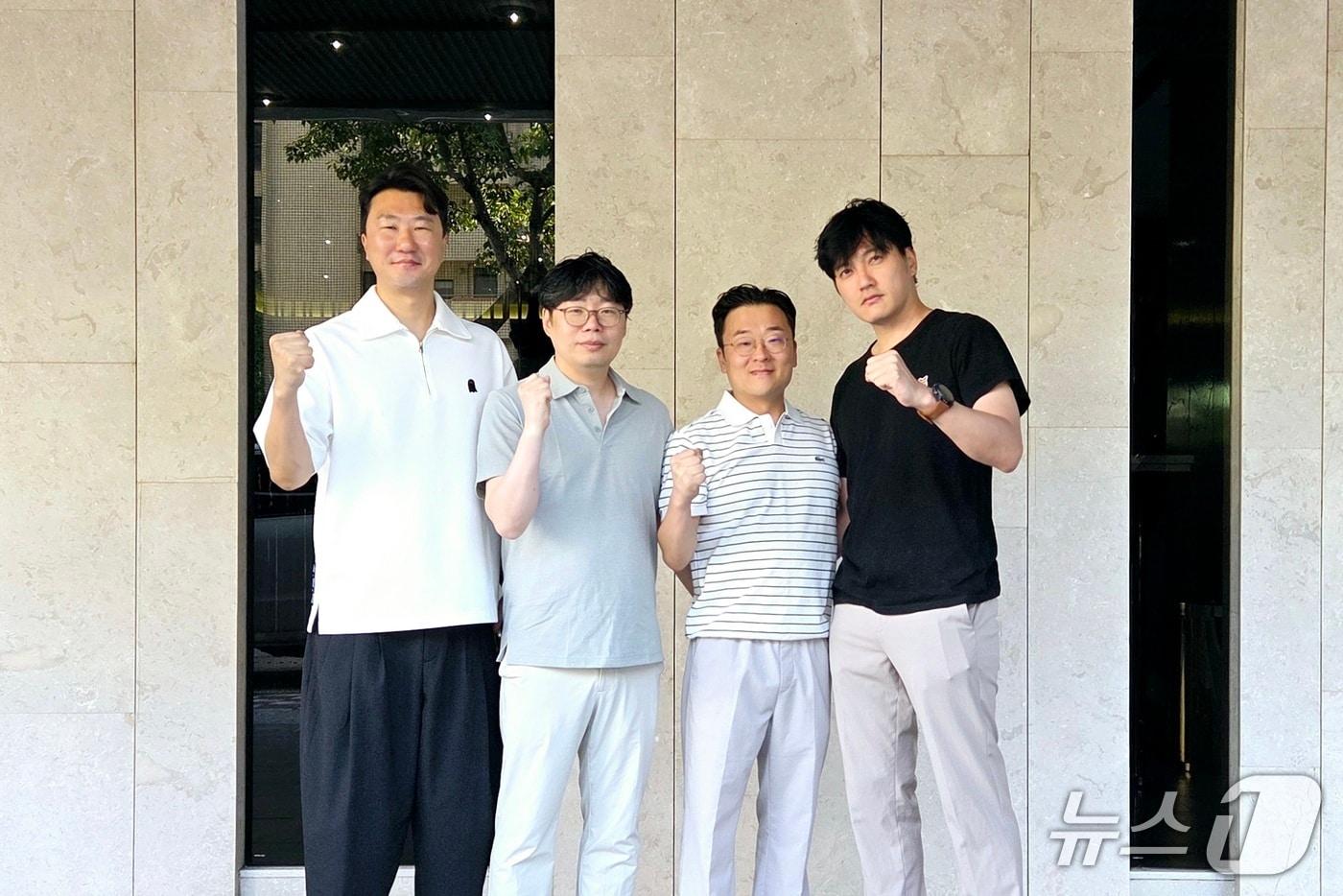 왼쪽부터 김영기 허성혁 백성호 이종원 수의사가 대만 가오슝에서 파이팅을 외치고 있다. ⓒ 뉴스1