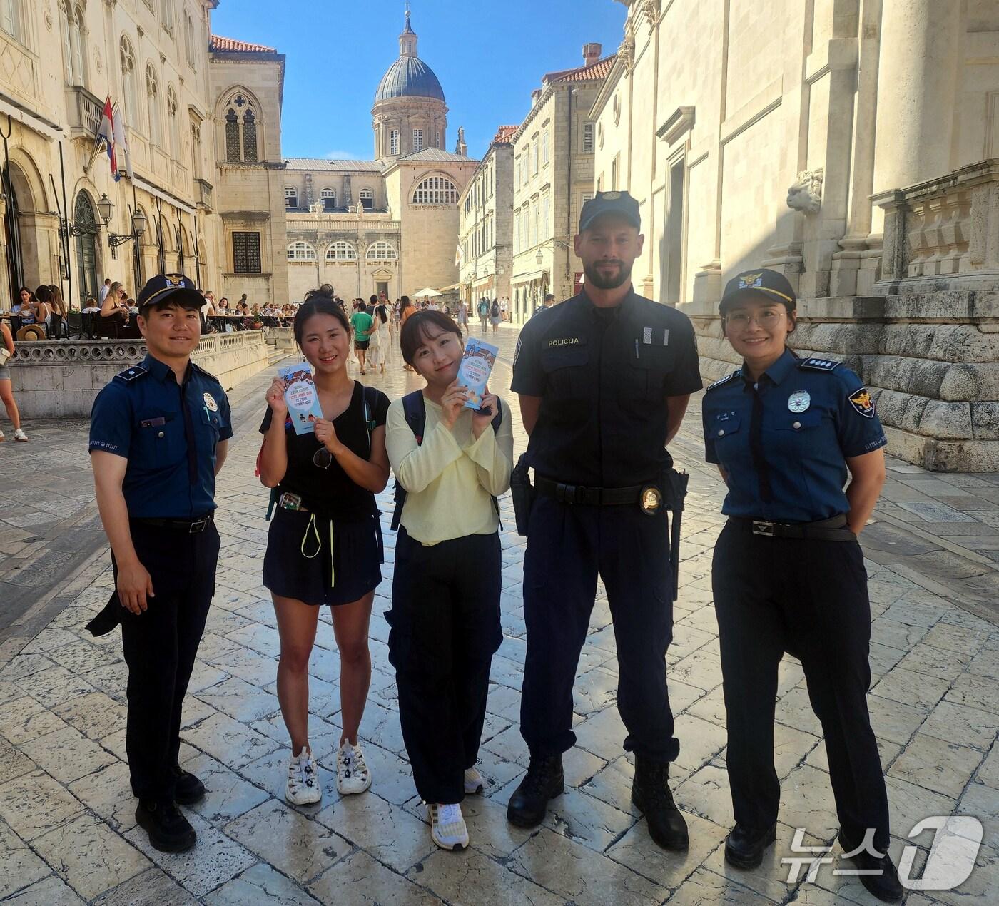 본문 이미지 - 크로아티아에 파견된 한국 경찰관들이 크로아티아 두브로브니크에서 한국인 관광객 대상 안전여행 홍보을 하고 있다. (경찰청 제공)