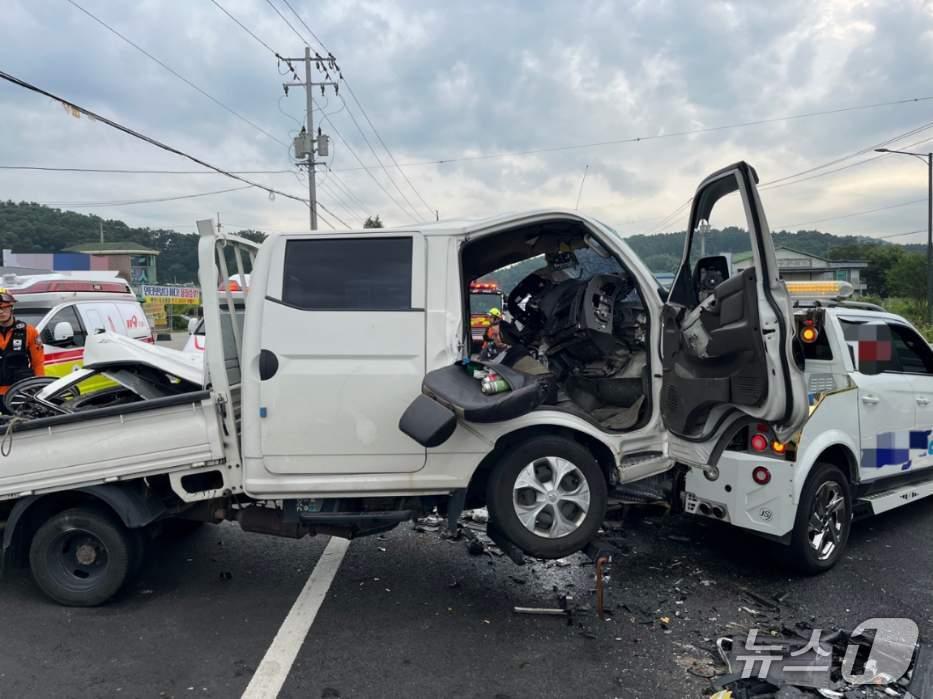본문 이미지 -  사고 차량 견인.(충주소방서 제공. 재판매 및 DB금지)/뉴스1