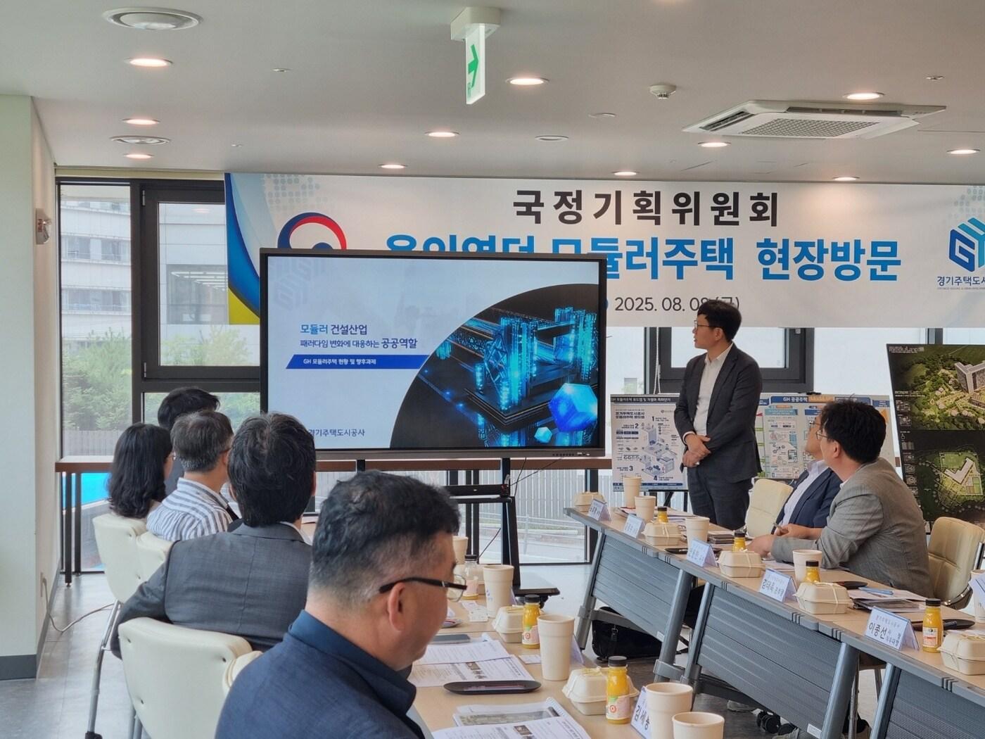 본문 이미지 - 국정기획위원회 경제2분과 용인 모듈러주택 현장 간담회 모습.&#40;국정기획위원회 제공&#41;뉴스1 ⓒ news1