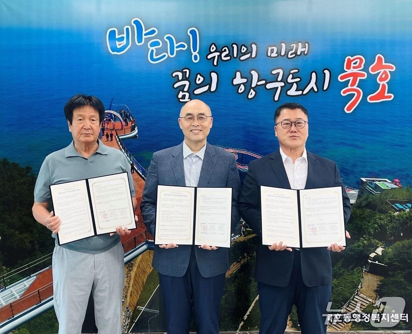 본문 이미지 - 묵호동 지역사회보장협의체 정의철 민간위원장(왼쪽부터), 락앤락 CHRO 안성일 전무, 묵호동 지역사회보장협의체 공공위원장 이재국 묵호동장 (락앤락 제공. 재판매 및 DB금지)