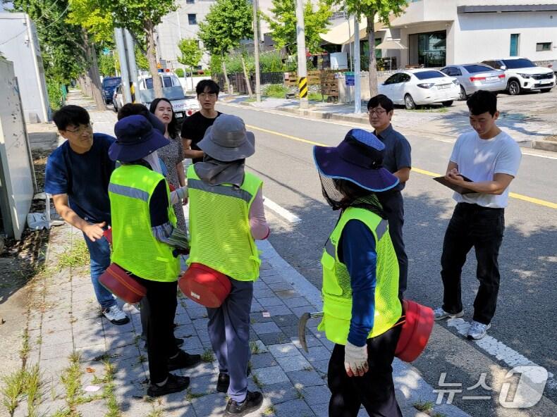 본문 이미지 - 포항시가 폭염으로부터 공공근로자들의 건강을 지키기 위해 현장점검을 강화하고 있다. (포항시 제공, 재판매 및 재공 금지) 2025
