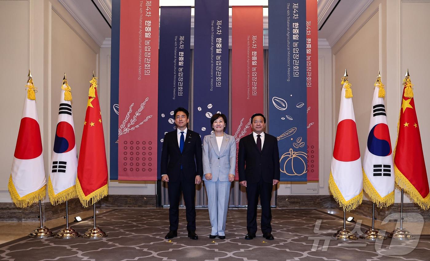 송미령 농림축산식품부 장관이 한쥔 중국 농업농촌부 장관, 고이즈미 신지로 일본 농림수산상과 11일 인천 파라다이스호텔에서 열린 한·중·일 농업장관회의에 앞서 기념촬영을 하고 있다. 2025.8.11/뉴스1 ⓒ News1 김도우 기자