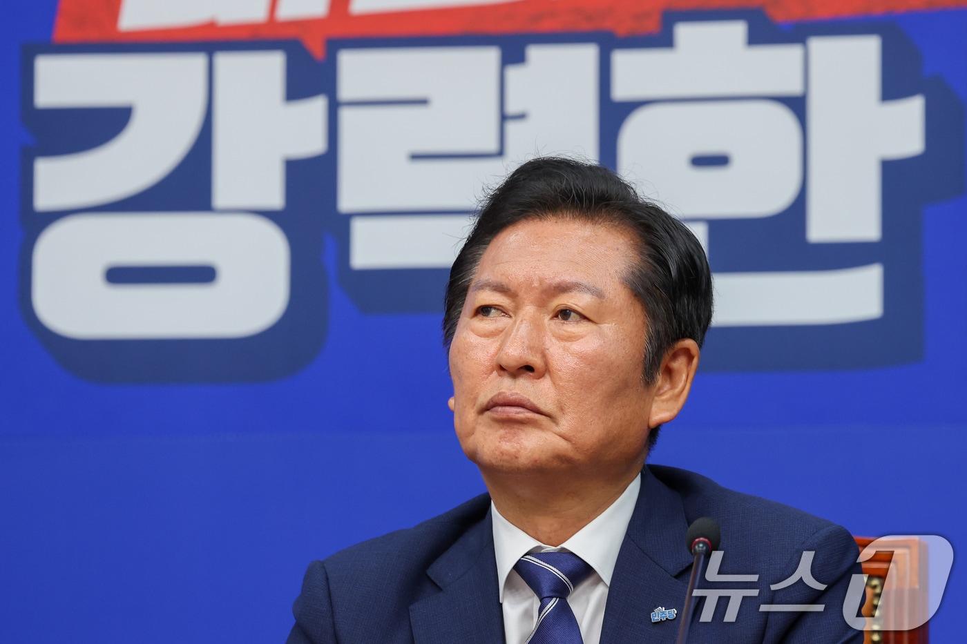 정청래 더불어민주당 대표가 11일 오전 서울 여의도 국회에서 열린 최고위원회의에 참석해 발언을 듣고 있다. 2025.8.11/뉴스1 ⓒ News1 안은나 기자