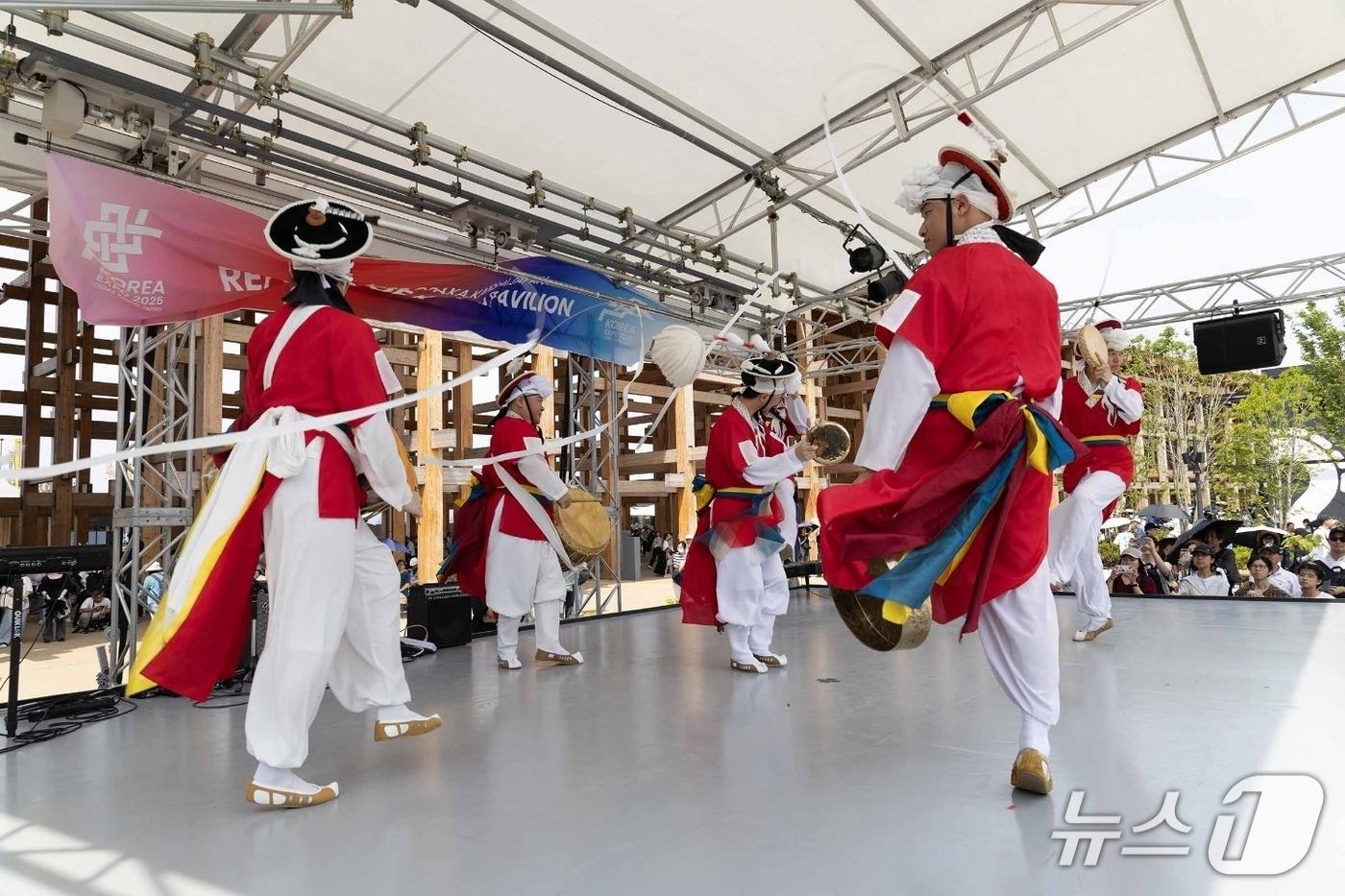 국악 버스킹팀이 일본 오사카엑스포 행사장에서 영동세계국악엑스포를 홍보하는 공연을 하고 있다.  (조직위 제공, 재판매 및 DB금지) /뉴스1