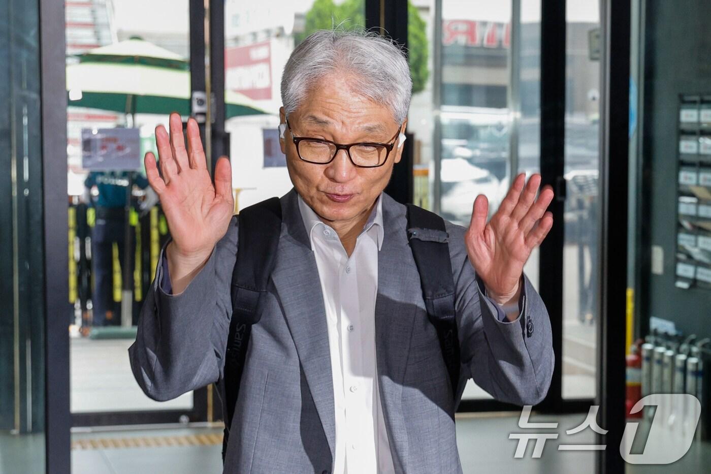 여상원 국민의힘 중앙윤리위원장이 11일 오전 서울 여의도 중앙당사에서 전 한국사 강사 전한길 씨 징계 관련 첫 회의를 위해 회의실로 향하고 있다. 2025.8.11/뉴스1 ⓒ News1 안은나 기자