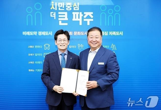 본문 이미지 - 지난 8일 김경일 파주시장(오른쪽)이 나상배 신임 자원봉사센터장에게 임명장을 전달하고 있다. (파주시 제공, 재판매 및 DB금지)