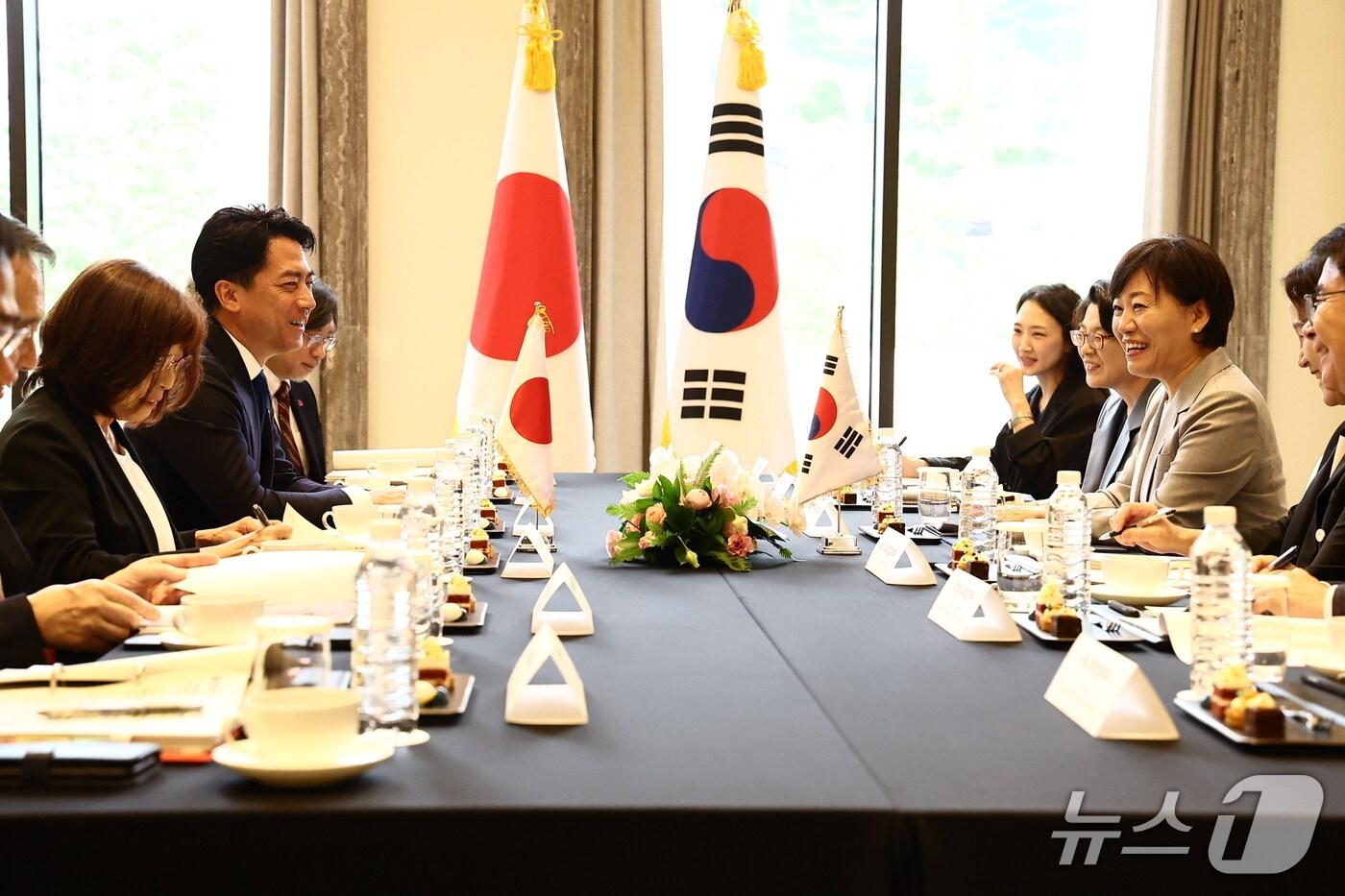 송미령 농림축산식품부 장관이 11일 인천에서 고이즈미 신지로 일본 농림수산성 대신과 양국 농업 협력 방안을 논의하고 있다. (농림축산식품부 제공) 2025.8.11 /뉴스1
