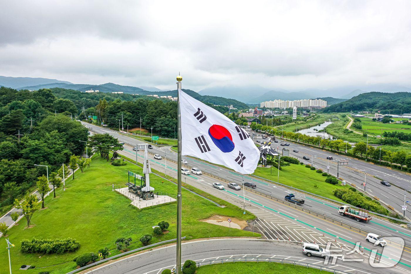 연화교차로 대형 태극기 (계룡시 제공.재판매 및 DB금지)/뉴스1