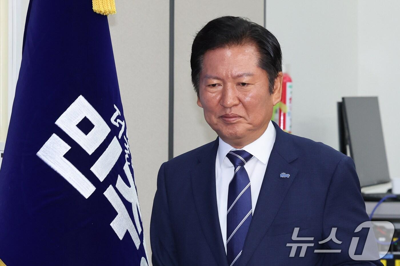 정청래 더불어민주당 대표가 11일 오전 서울 여의도 국회에서 열린 최고위원회의에 입장하고 있다. 2025.8.11/뉴스1 ⓒ News1 안은나 기자