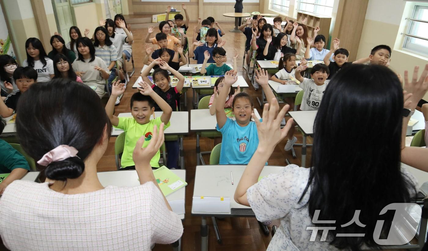 11일 여름방학을 마치고 개학한 부산 사상구 모동초등학교에서 학생들이 선생님들과 인사를 나누고 있다. &#40;사진은 기사 내용과 무관함&#41; / 뉴스1 ⓒ News1