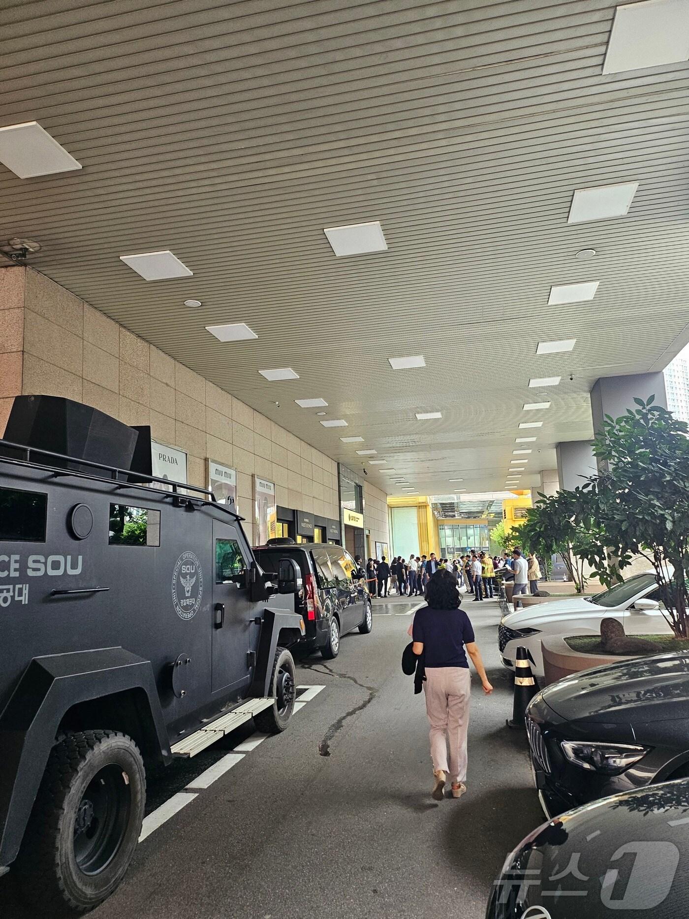 본문 이미지 - 11일 광주 백화점 폭발 협박 신고가 들어와 당국이 동구 롯데백화점 출입을 통제하고 현장 수색을 하고 있다. (광주 동구 제공. 재판매 및 DB 금지) 2025.8.11/뉴스1 ⓒ News1
