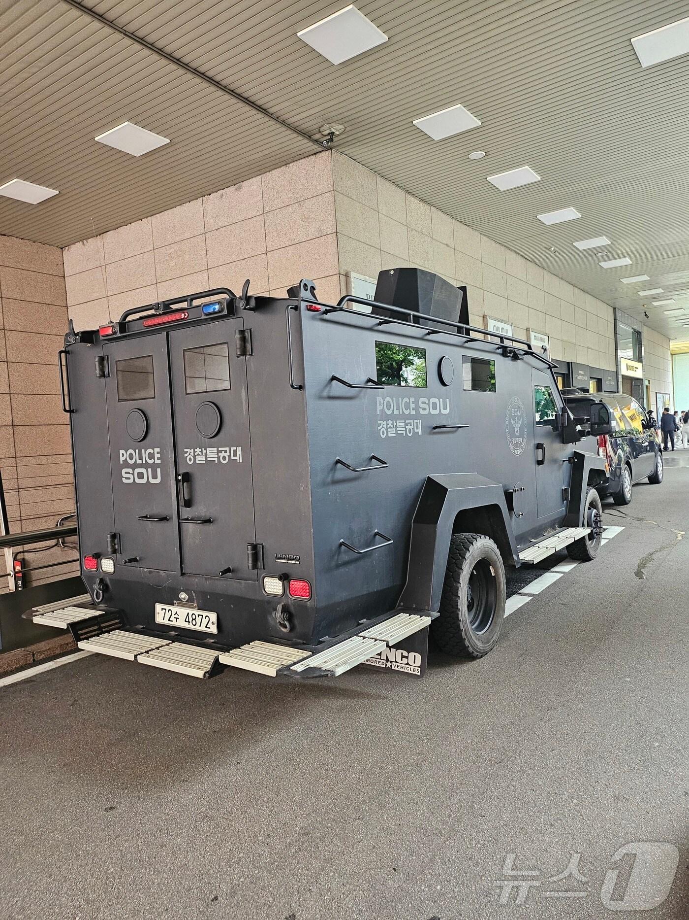 본문 이미지 - 11일 광주 백화점 폭발 협박 신고가 들어와 당국이 동구 롯데백화점 출입을 통제하고 현장 수색을 하고 있다. &#40;광주 동구 제공. 재판매 및 DB 금지&#41; 2025.8.11/뉴스1 ⓒ News1 이승현 기자