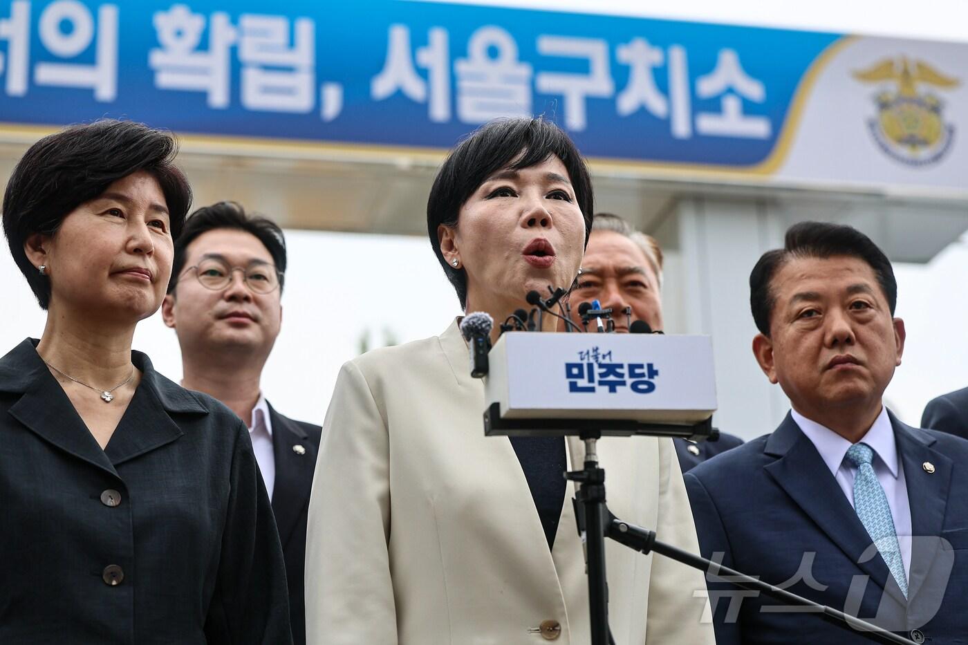 더불어민주당 3대 특검 종합대응 특별위원회 소속 의원들이 윤석열 전 대통령 체포영장 집행 당시의 영상 기록을 확인하기 위해 11일 경기 의왕 서울구치소를 방문해 입장을 밝히고 있다. 2025.8.11/뉴스1 ⓒ News1 김도우 기자